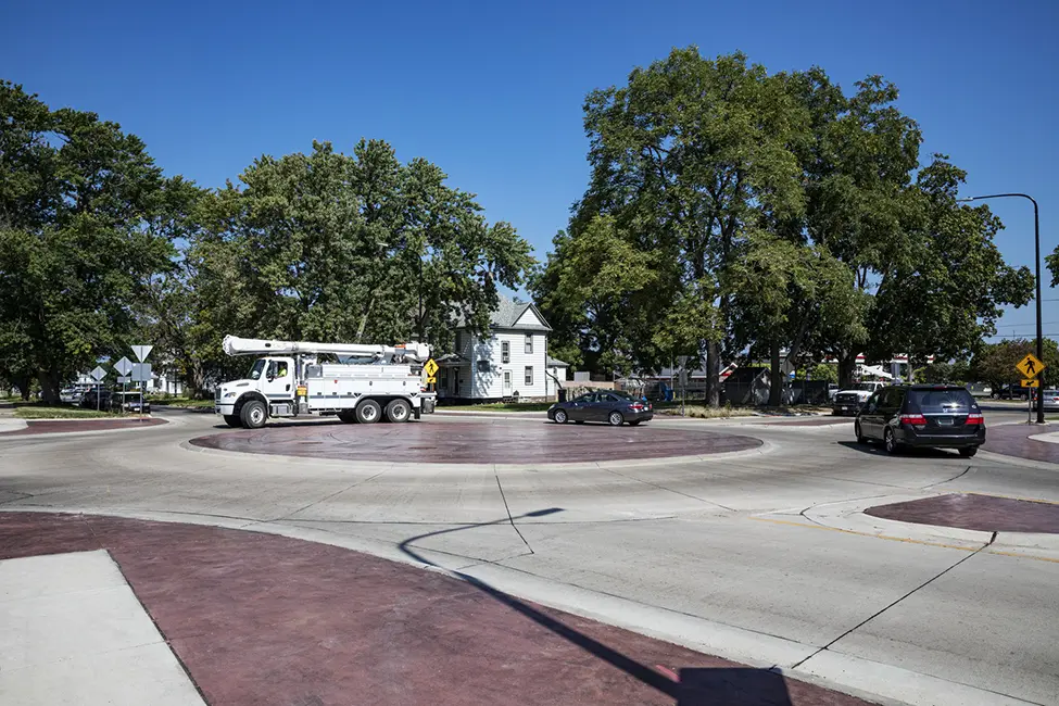 Large truck goes through Mini Roundabout at 9th Street and South Street in Waterloo